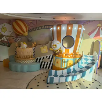 Structură Tematică din Fibră de Sticlă Turnul Dulciurilor 